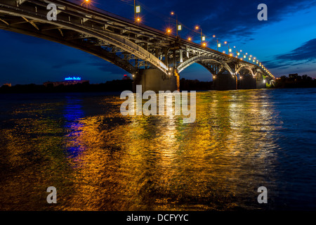 Brücke auf eine ruhige Nacht in Nischni Nowgorod Stockfoto