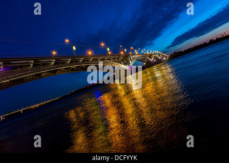 Brücke auf eine ruhige Nacht in Nischni Nowgorod Stockfoto