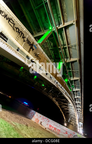 Brücke auf eine ruhige Nacht in Nischni Nowgorod Stockfoto