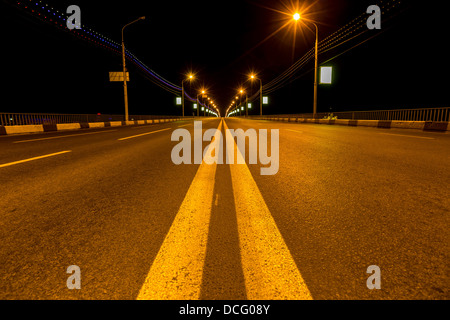 verlassene Brücke auf eine ruhige Nacht in Nischni Nowgorod Stockfoto