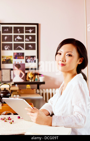 Orientalische Tee und junge Frau, die mit dem Ipad Stockfoto