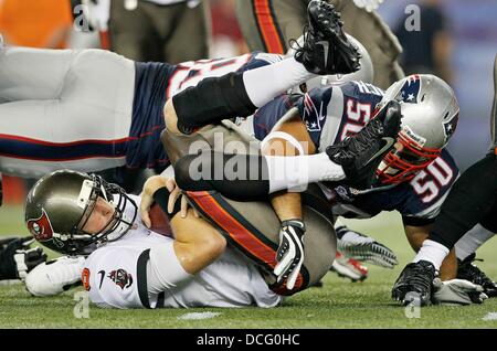 Foxborough, Florida, USA. 16. August 2013. DANIEL WALLACE | Times.Tampa Bay Buccaneers Quarterback Mike Glennon (8) ist für einen Verlust von sechs Yards durch New England Patriots defensive Lineman Rob Ninkovich (50) im zweiten Quartal entlassen, da Tampa Bay Buccaneers die New England Patriots während eines Spiels der Vorsaison im Gillette Stadium auf Freitag, 16. August 2013 spielen. © Daniel Wallace/Tampa Bucht Times/ZUMAPRESS.com/Alamy Live-Nachrichten Stockfoto