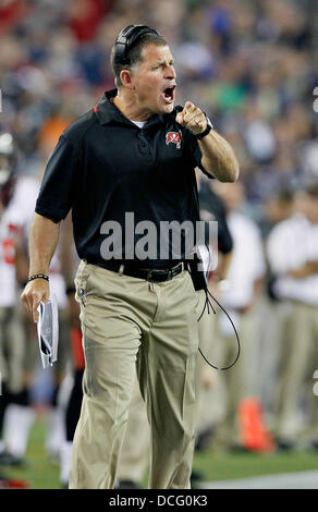 Foxborough, Florida, USA. 16. August 2013. DANIEL WALLACE | Times.Tampa Bay Buccaneers Haupttrainer Greg Schiano schreit, um seine Verteidigung im ersten Quartal als die Tampa Bay Buccaneers die New England Patriots während eines Spiels der Vorsaison im Gillette Stadium auf Freitag, 16. August 2013 spielen. © Daniel Wallace/Tampa Bucht Times/ZUMAPRESS.com/Alamy Live-Nachrichten Stockfoto