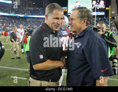 Foxborough, Florida, USA. 16. August 2013. DANIEL WALLACE | Times.Tampa Bay Buccaneers Haupttrainer Greg Schiano schüttelt Hände mit New England Patriots Bill Belichick nach die Patriots gewann 25-21 während eines Spiels der Vorsaison im Gillette Stadium auf Freitag, 16. August 2013 coachen. © Daniel Wallace/Tampa Bucht Times/ZUMAPRESS.com/Alamy Live-Nachrichten Stockfoto