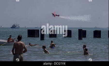 Chicago, Illinois, USA. 16. August 2013. Ein Doppeldecker Praktiken '' Oracle Challenger'' für die Luft und Wasser zeigen auf Freitag, 16. August 2013 in Chicago, Illinois. Bildnachweis: Ringo Chiu/ZUMAPRESS.com/Alamy Live-Nachrichten Stockfoto