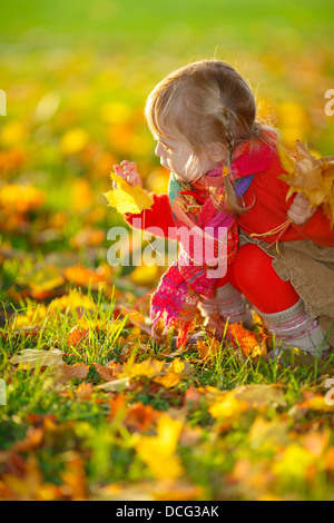 Kleines Mädchen im park Stockfoto