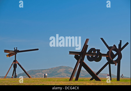 Huru (links) und Magma (rechts), Stahl-Skulpturen von Mark de Suveros an Crissy Field, San Francisco, Kalifornien Stockfoto