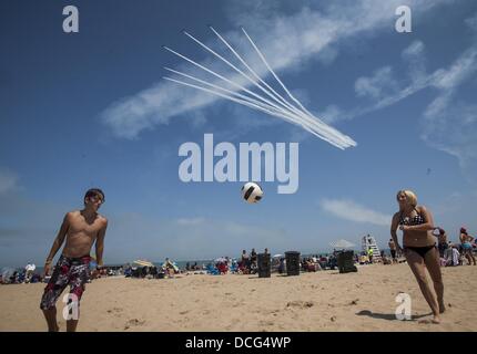 Chicago, Illinois, USA. 16. August 2013. Strandurlauber spielen Volleyball am Freitag, 16. August 2013 in Chicago, Illinois als die US Navy Blue Angeles Praxis für Luft und Wasser zeigen. Bildnachweis: Ringo Chiu/ZUMAPRESS.com/Alamy Live-Nachrichten Stockfoto