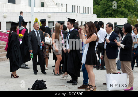 Warwick University Abschlusstag, Absolventen mit Freunden und Familien. Stockfoto