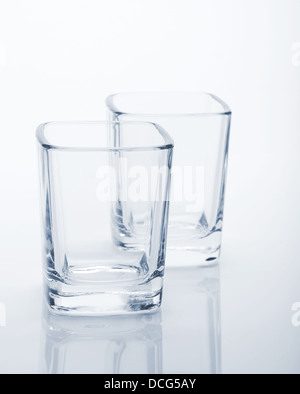 Schnapsgläser. Blau getönt Stockfoto