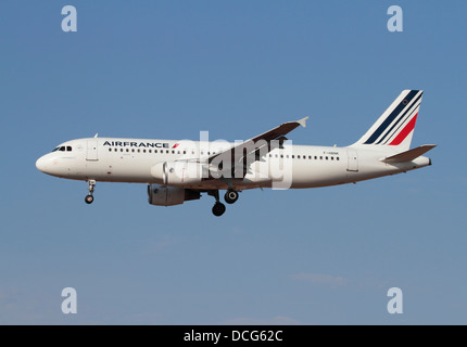 Air France Airbus A320 commercial Passenger Jet Flugzeug bei der Ankunft gegen eine klare blaue Himmel. Von der Seite. Stockfoto