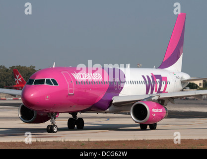 Airbus A320 Jet plane, die die Ungarische Low Cost Airline Wizz Air für die Abfahrt aus Malta Rollens Stockfoto