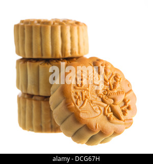 Traditionelle mooncakes auf weißem Hintergrund. Chinesische mid Autumn Festival Lebensmittel. Die chinesische Wörter auf der Mooncakes bedeutet: Rote Bohnen Paste, nicht ein Logo oder Marke. Stockfoto