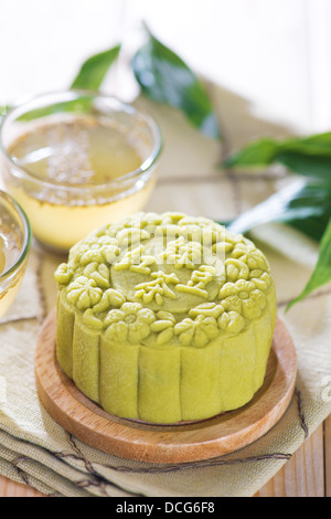 Traditionelle Chinesische mid Autumn Festival essen. snowy Haut mooncakes. Die chinesische Wörter auf der Mooncakes bedeutet, dass grüner Tee mit roten Bohnen Paste, nicht ein Logo oder Marke. Stockfoto