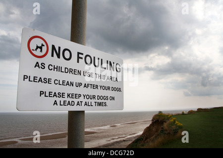 Keine Verschmutzung Zeichen für Hundebesitzer auf Klippe. Stockfoto