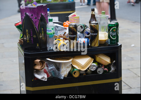 Überquellenden Abfallbehälter auf der Straße während der Brecon Jazz Festival 2013 Stockfoto
