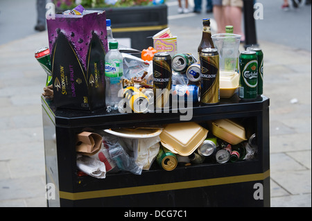Überquellenden Abfallbehälter auf der Straße während der Brecon Jazz Festival 2013 Stockfoto