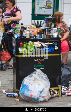 Überquellenden Abfallbehälter auf der Straße während der Brecon Jazz Festival 2013 Stockfoto