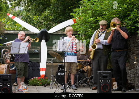 Neue Ära Messing Reborn spielen RAFA Royal Air Force Association Club in Brecon Jazz Festival 2013 Stockfoto