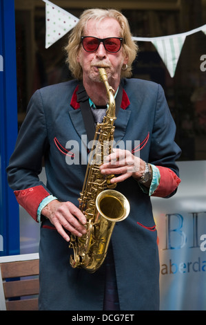 Nik Turner Gründungsmitglied von Hawkwind Straßenmusik auf der Straße während der Brecon Jazz Festival 2013 Stockfoto