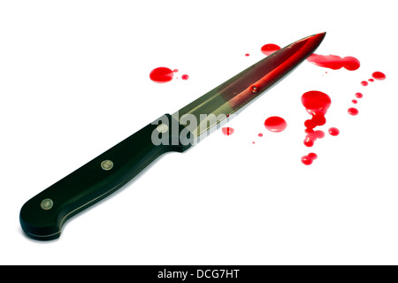 Blutige Messer und Blut Tropfen Küche. Isoliert auf weiss, Tröpfchen Blut. Clipping-Pfad für die gesamte Komposition. Stockfoto