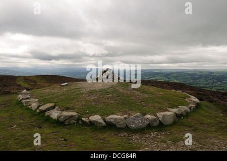 Bronzezeit Burial Mound bei Penycloddiau Hill Fort Flintshire rekonstruiert in 2010 Wales Cymru UK GB Stockfoto