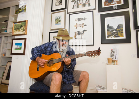 Lokalen Blues-Sänger-Gitarrist Mr H spielt und leeren Ort in The Ardent Gallery Brecon Jazz Festival 2013 Stockfoto