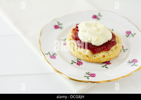 Englische Creme Tee Szene mit Scones, Cornish Stil auf Porzellanplatte. Teil einer Reihe zeigt die Zubereitung von Gebäck. Stockfoto