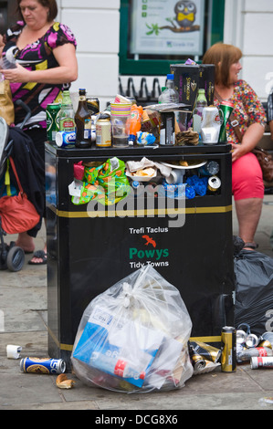 Überquellenden Abfallbehälter auf der Straße während der Brecon Jazz Festival 2013 Stockfoto