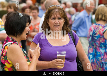 Frauen trinken auf der Straße während der Brecon Jazz Festival 2013 Stockfoto