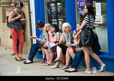 Frauen trinken auf der Straße während der Brecon Jazz Festival 2013 Stockfoto