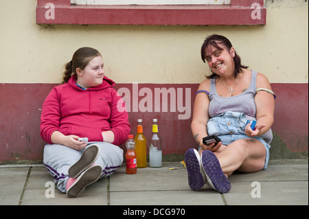 Frauen trinken auf der Straße während der Brecon Jazz Festival 2013 Stockfoto