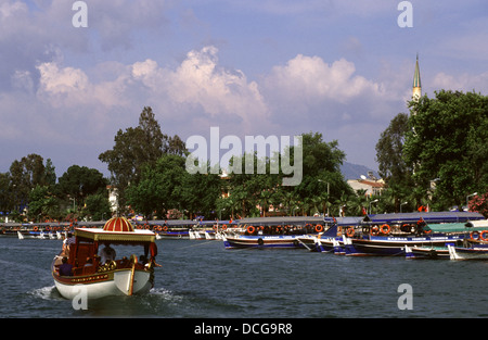 Die Boote vertäuten am Fluss Cayı im Dorf Dalyan in Mugla Provinz bei Marmaris und Fethiye an der Südwestküste von Türkei Stockfoto