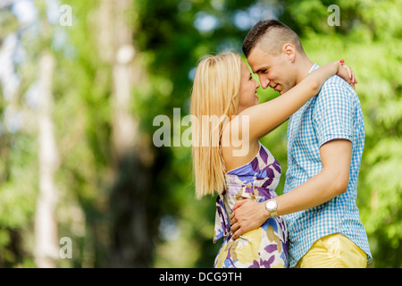 Teen Paar im park Stockfoto