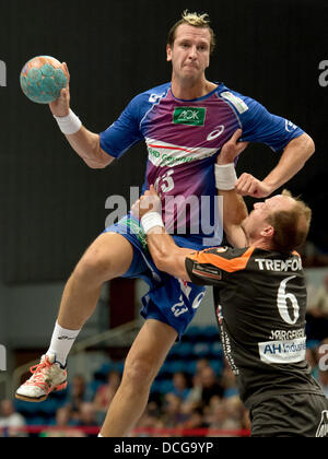 Hamburg, Deutschland. 16. August 2013. Hamburgs Pascal Hens (L) in Aktion gegen Kolding Lars Jorgensen während einem Handbal-Testspiel zwischen dem HSV Hamburg und KIF Kolding Kopenhagen an der Sporthalle in Hamburg, Deutschland, 16. August 2013. Foto: Sven Hoppe/Dpa/Alamy Live News Stockfoto