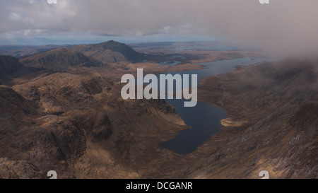 Aussicht vom Gipfel des A' Mhaighdean mit Beinn Airigh Charr in der Ferne und Fionn Loch und Dubh Loch unten, Schottland, Vereinigtes Königreich Stockfoto