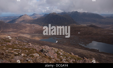 Gipfel-Blick vom Ruadh Stac Mor mit Blick auf die Berge An Teallach, Beinn Dearg Bheag und Beinn Dearg Mor, Schottland, Vereinigtes Königreich Stockfoto