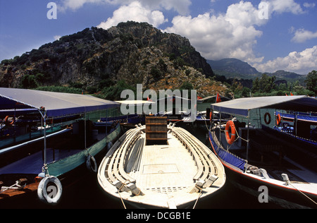 Die Boote vertäuten am Fluss Cayı im Dorf Dalyan in Mugla Provinz bei Marmaris und Fethiye an der Südwestküste von Türkei Stockfoto