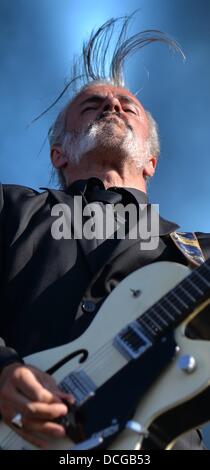 Großpösna, Deutschland. 16. August 2013. Gitarrist Ruben Block der belgische Rockband Triggerfinger führt auf dem Highfield-Festival in Großpösna, Deutschland, 16. August 2013. Das größte Indie-Rockfestival im Osten Deutschlands findet bis 18 August. Foto: HENDRIK SCHMIDT/Dpa/Alamy Live News Stockfoto