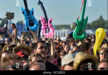 Großpösna, Deutschland. 16. August 2013. Besucher halten Kunststoff-Gitarren auf dem Highfield-Festival in Großpösna, Deutschland, 16. August 2013. Das größte Indie-Rockfestival im Osten Deutschlands findet bis 18 August. Foto: HENDRIK SCHMIDT/Dpa/Alamy Live News Stockfoto