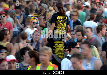 Großpösna, Deutschland. 16. August 2013. Besucher jubeln auf dem Highfield-Festival in Großpösna, Deutschland, 16. August 2013. Das größte Indie-Rockfestival im Osten Deutschlands findet bis 18 August. Foto: HENDRIK SCHMIDT/Dpa/Alamy Live News Stockfoto