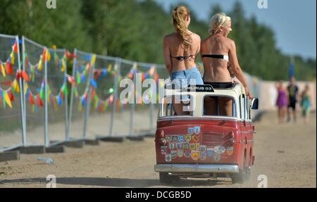 Großpösna, Deutschland. 16. August 2013. Zwei junge Frauen fahren in einem Mini-van auf dem Highfield-Festival in Großpösna, Deutschland, 16. August 2013. Das größte Indie-Rockfestival im Osten Deutschlands findet bis 18 August. Foto: HENDRIK SCHMIDT/Dpa/Alamy Live News Stockfoto