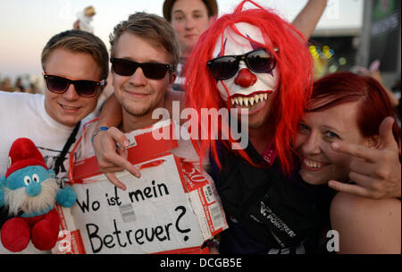 Großpösna, Deutschland. 16. August 2013. Besucher jubeln auf dem Highfield-Festival in Großpösna, Deutschland, 16. August 2013. Das größte Indie-Rockfestival im Osten Deutschlands findet bis 18 August. Foto: HENDRIK SCHMIDT/Dpa/Alamy Live News Stockfoto