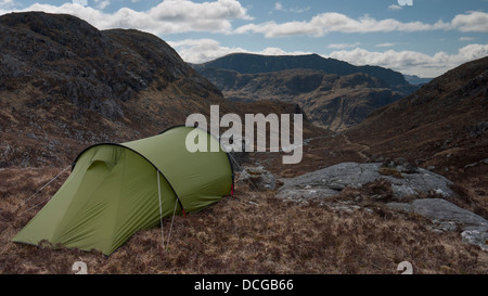 Ein Steildach Zelt nach SW in Richtung Berg Beinn Lair in der abgelegenen Letterewe Wald von Wester Ross, Highland, UK Stockfoto