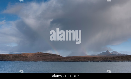 Regenwolken übergehen die dramatische Berglandschaft des Inverpolly National Nature Reserve in Assynt, Schottisches Hochland-UK Stockfoto