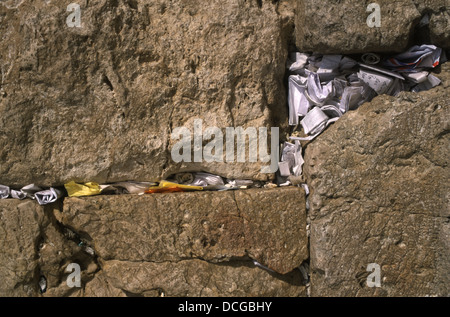 Zettel mit Gebete eingekeilt in die Ritzen der Klagemauer jüdische heilige Stätte in der Altstadt von Jerusalem Israel Stockfoto