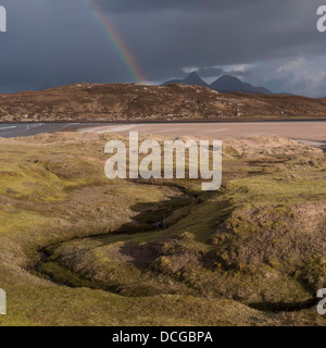 Regenwolken übergehen die dramatische Berglandschaft des Inverpolly National Nature Reserve in Assynt, Schottisches Hochland-UK Stockfoto