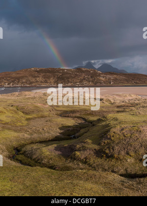 Regenwolken übergehen die dramatische Berglandschaft des Inverpolly National Nature Reserve in Assynt, Schottisches Hochland-UK Stockfoto