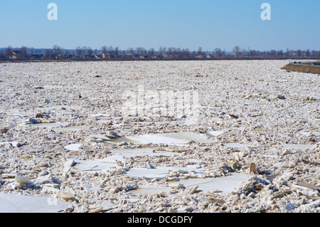 Eisgang an einem sonnigen Tag am Fluss Stockfoto