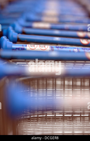 Einkaufswagen im Supermarkt Stockfoto